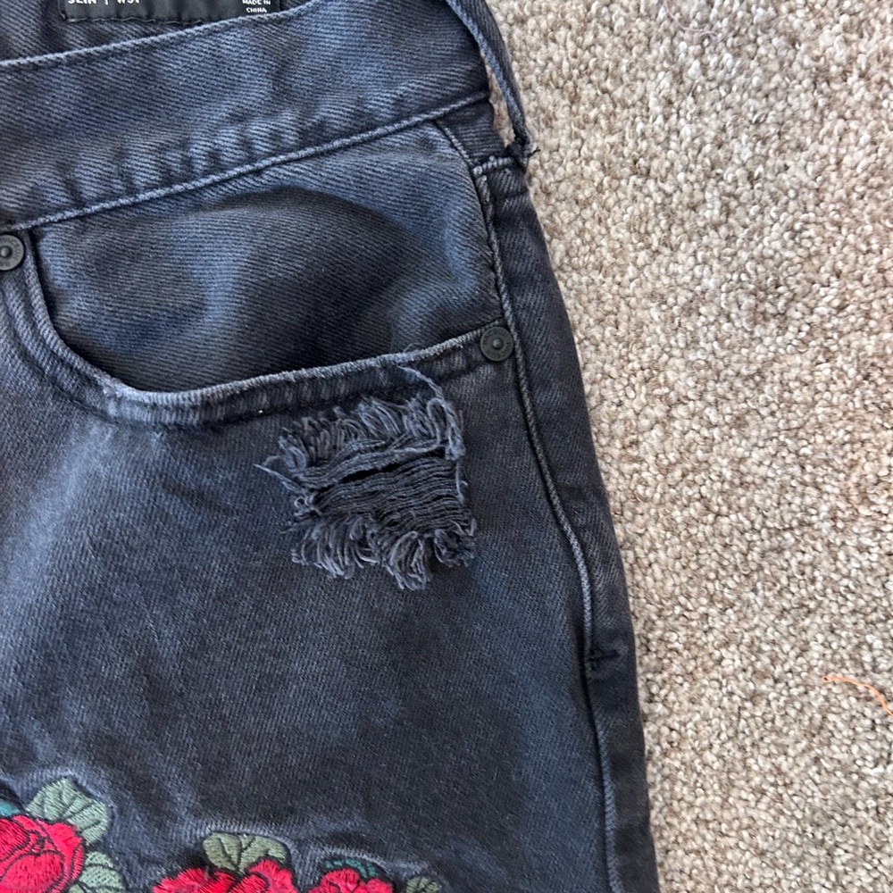 PacSun Men’s Roses Floral Distressed Black denim Shorts. Grunge. Streetwear. 31 - Picture 5 of 14